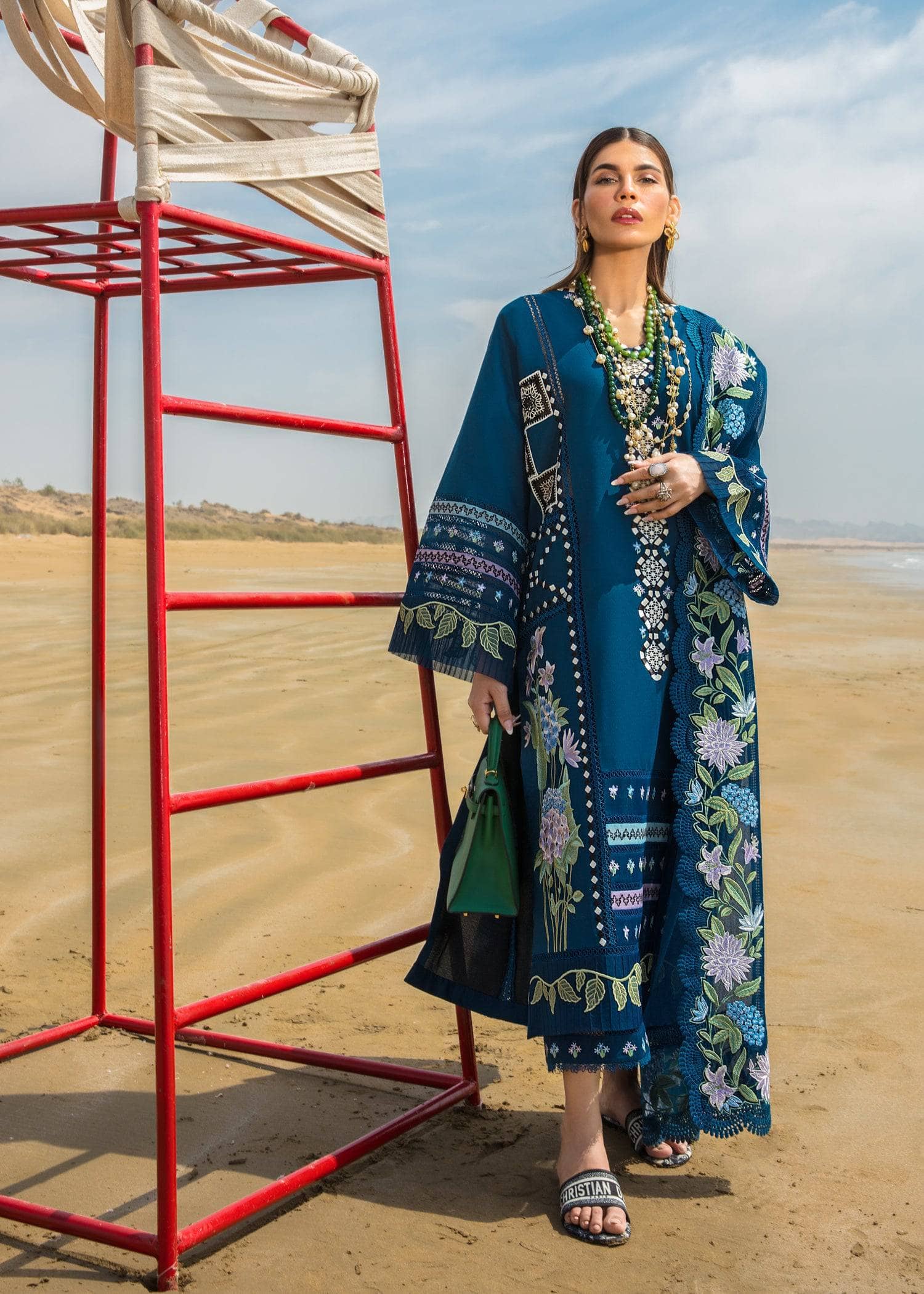 img_crimson_lawn_by_saira_shakira_awwal_boutique