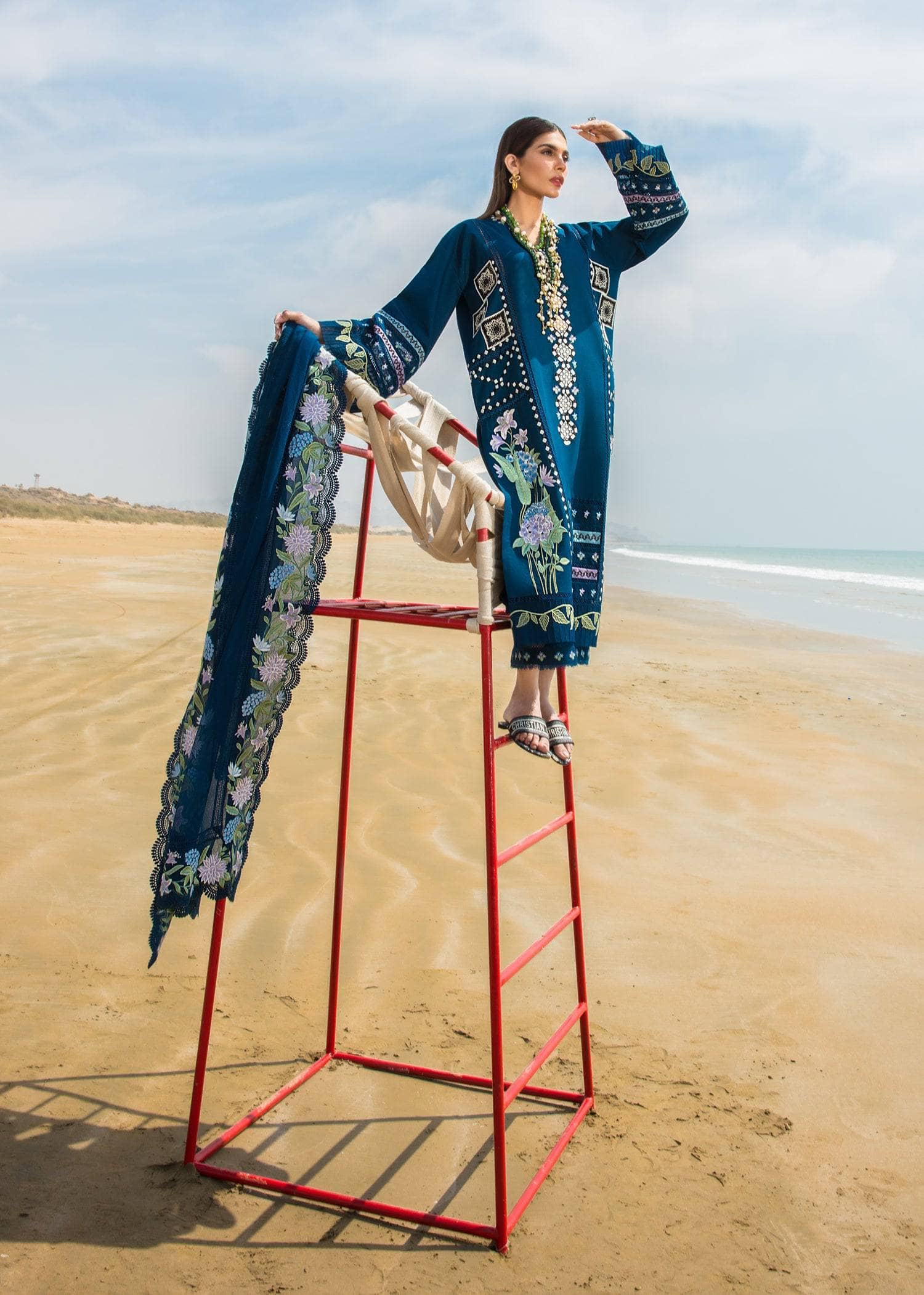img_crimson_lawn_by_saira_shakira_awwal_boutique