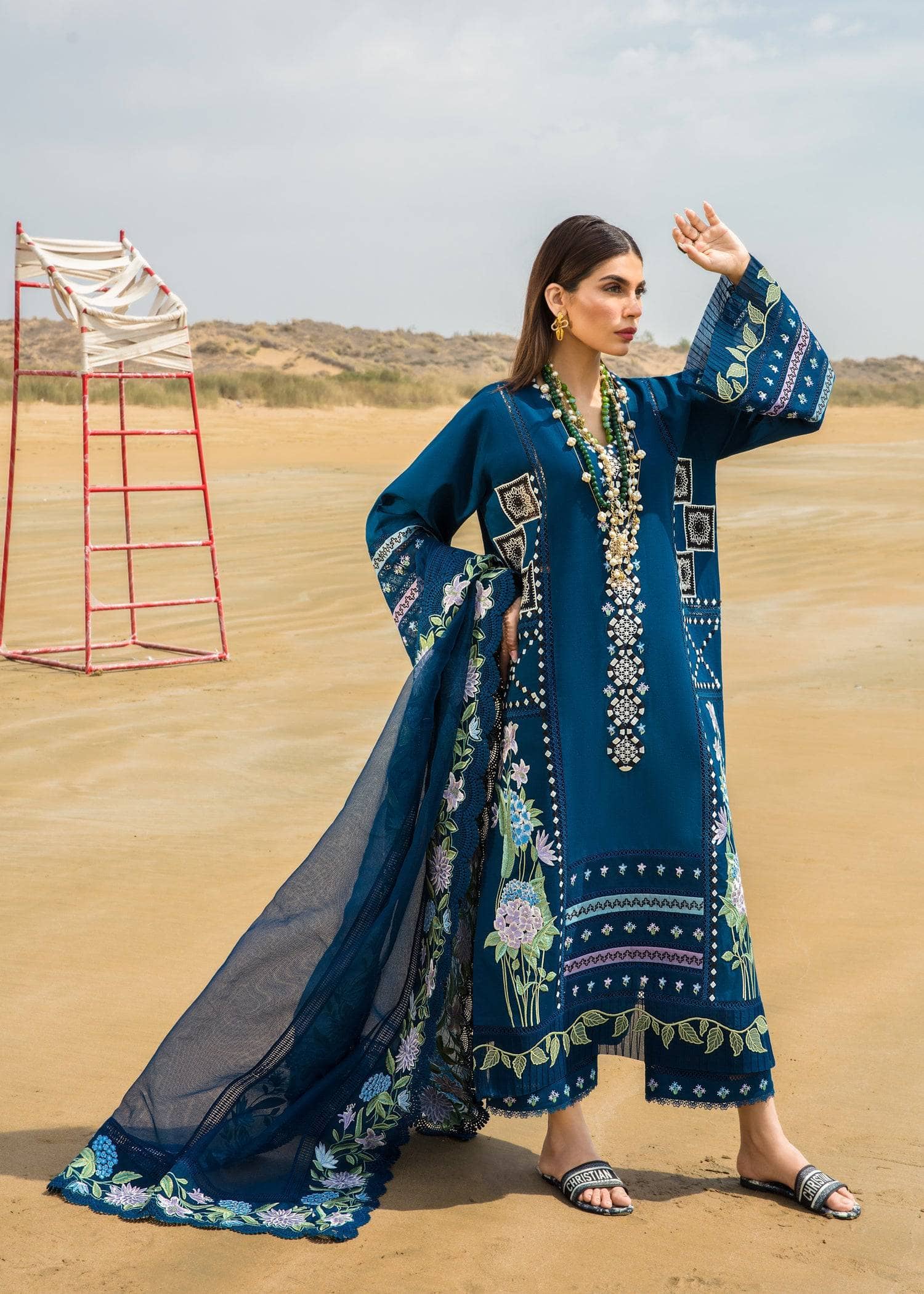 img_crimson_lawn_by_saira_shakira_awwal_boutique