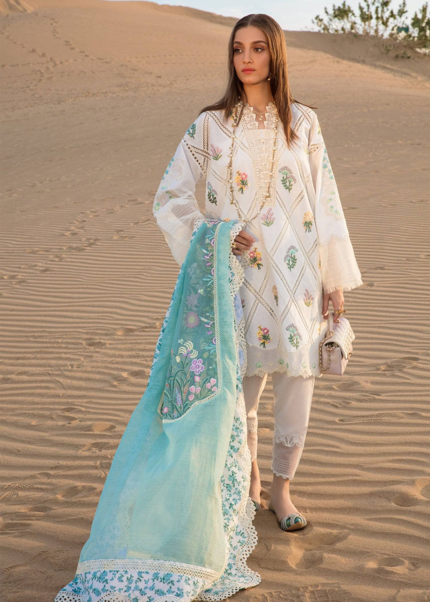 img_crimson_lawn_by_saira_shakira_awwal_boutique