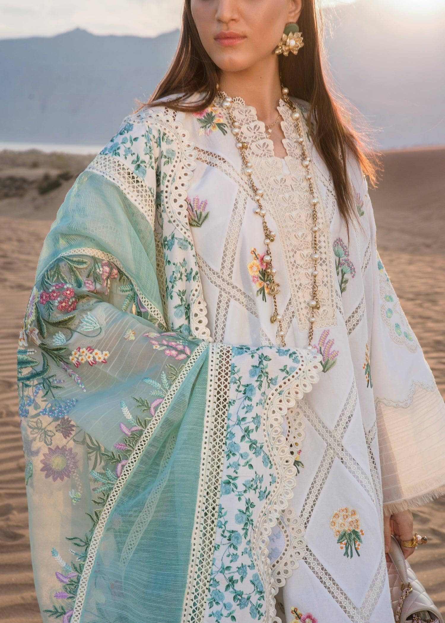 img_crimson_lawn_by_saira_shakira_awwal_boutique