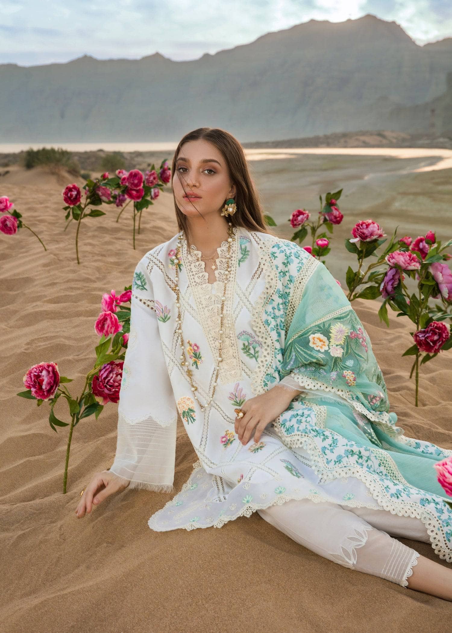 img_crimson_lawn_by_saira_shakira_awwal_boutique