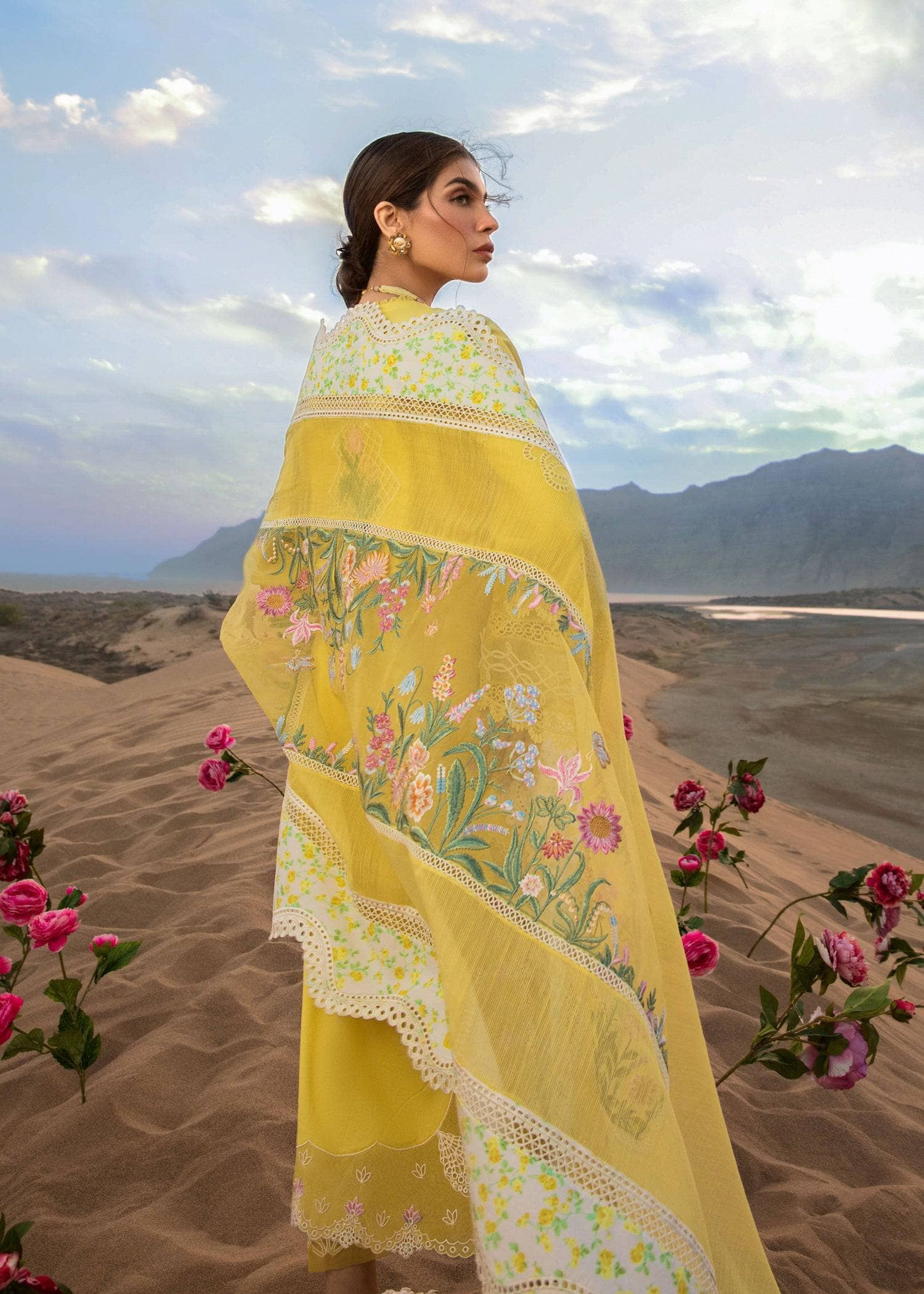 img_crimson_lawn_by_saira_shakira_awwal_boutique