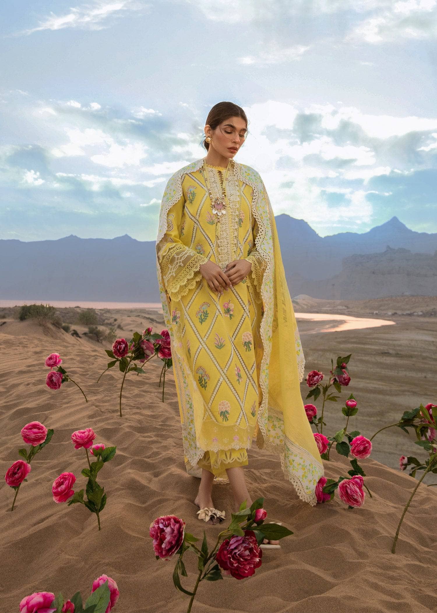 img_crimson_lawn_by_saira_shakira_awwal_boutique