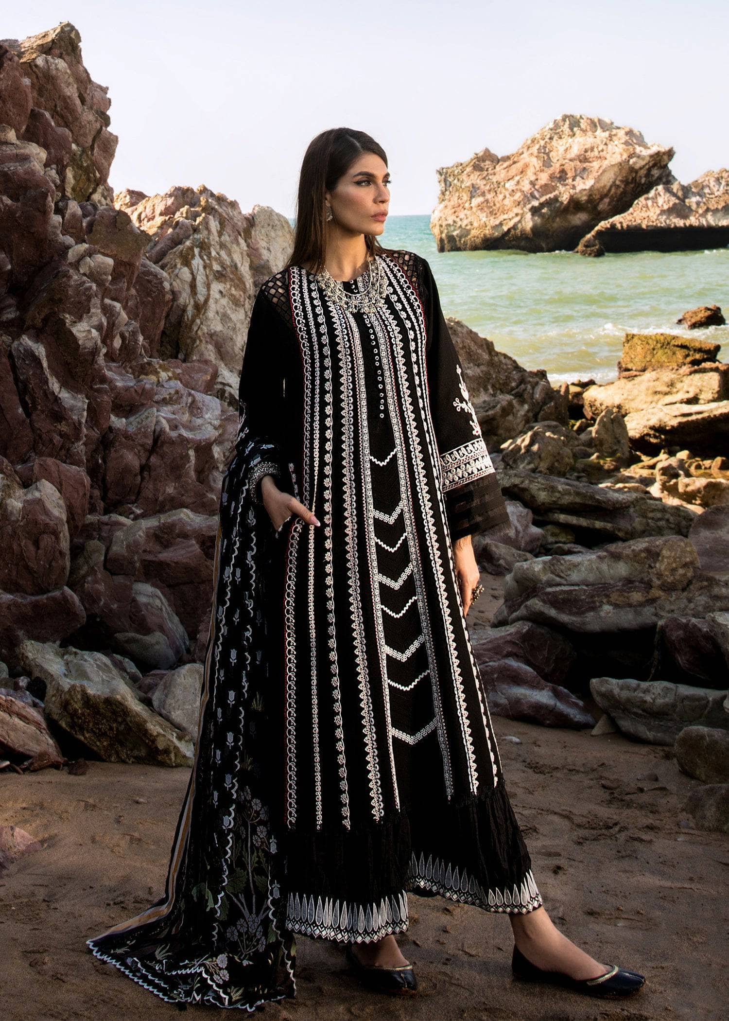 img_crimson_lawn_by_saira_shakira_awwal_boutique