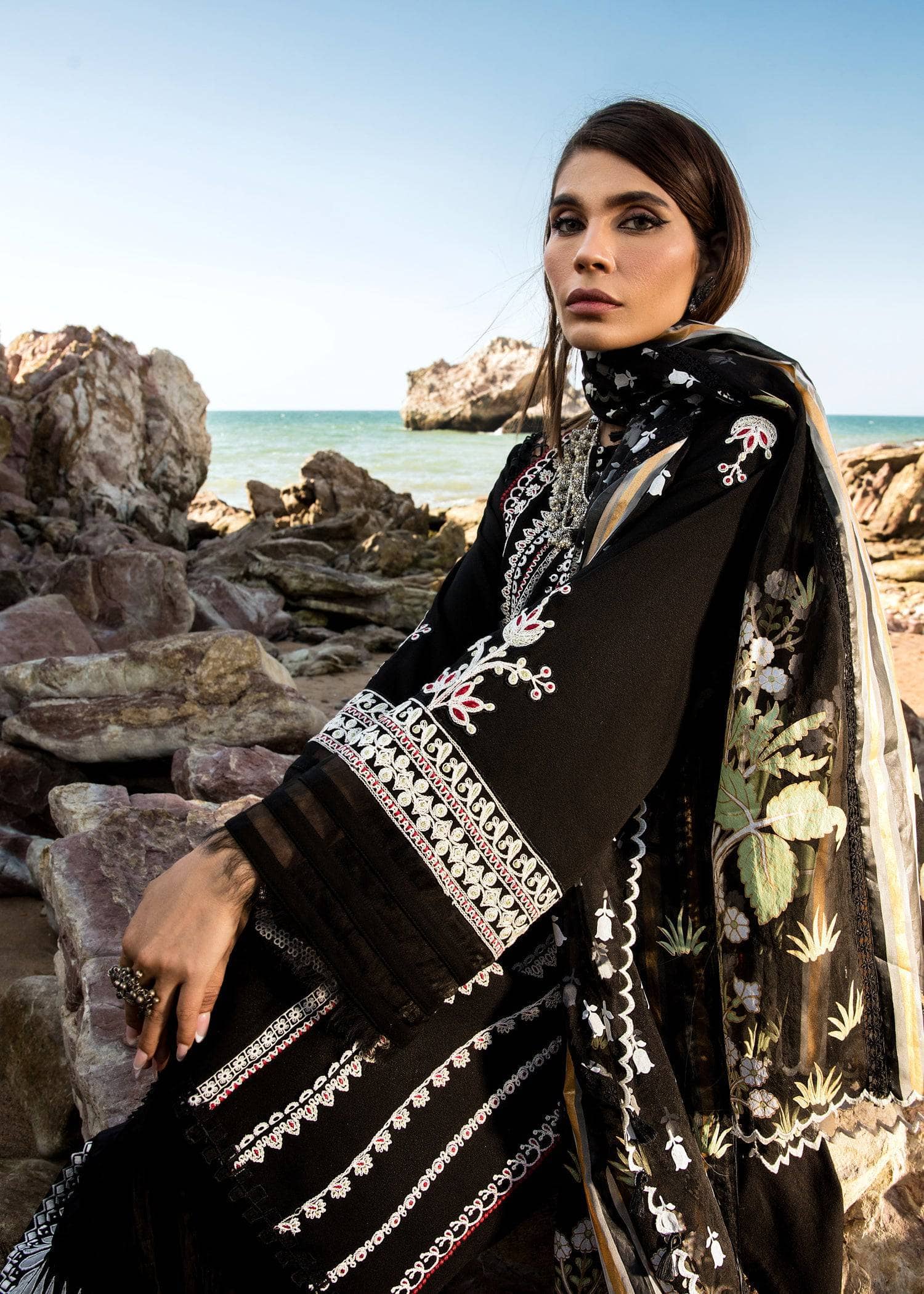 img_crimson_lawn_by_saira_shakira_awwal_boutique