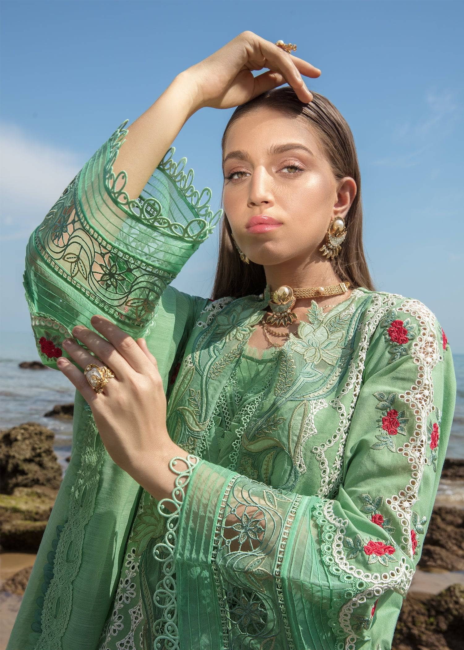 img_crimson_lawn_by_saira_shakira_awwal_boutique