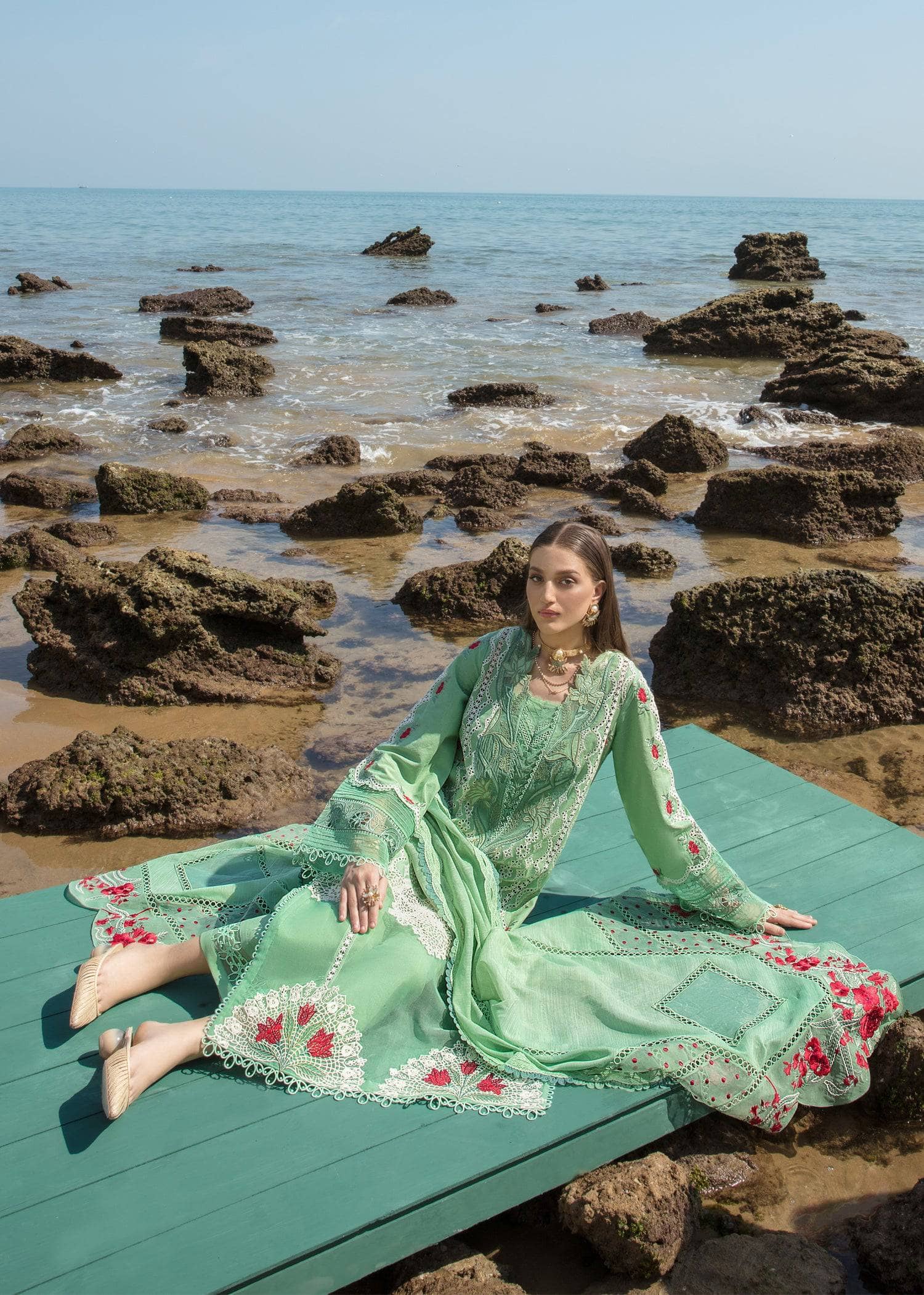 img_crimson_lawn_by_saira_shakira_awwal_boutique