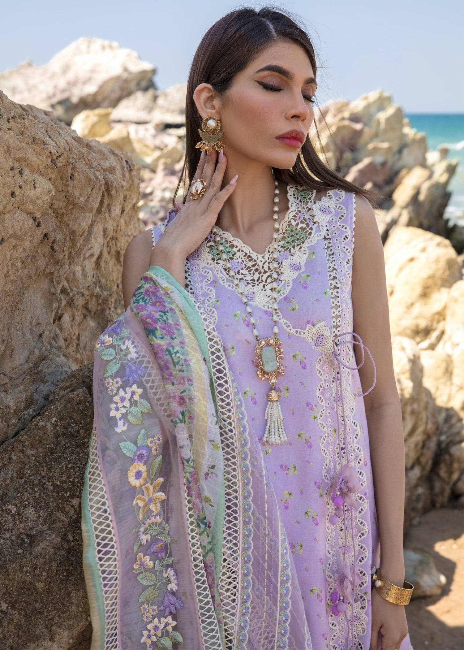 img_crimson_lawn_by_saira_shakira_awwal_boutique