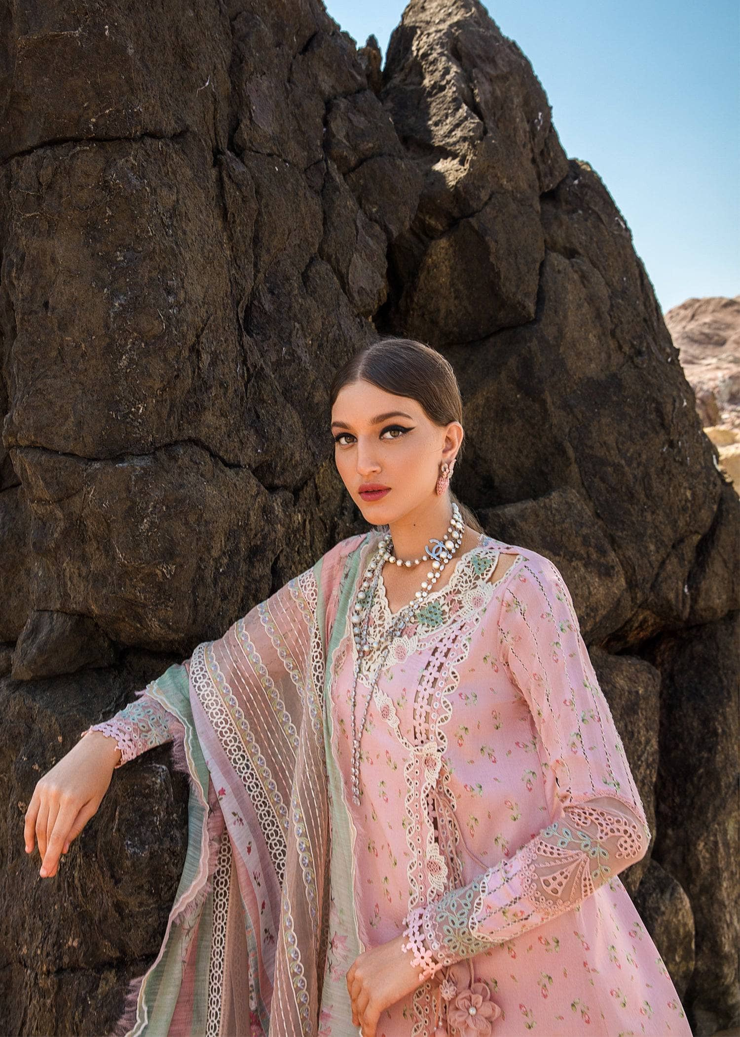 img_crimson_lawn_by_saira_shakira_awwal_boutique