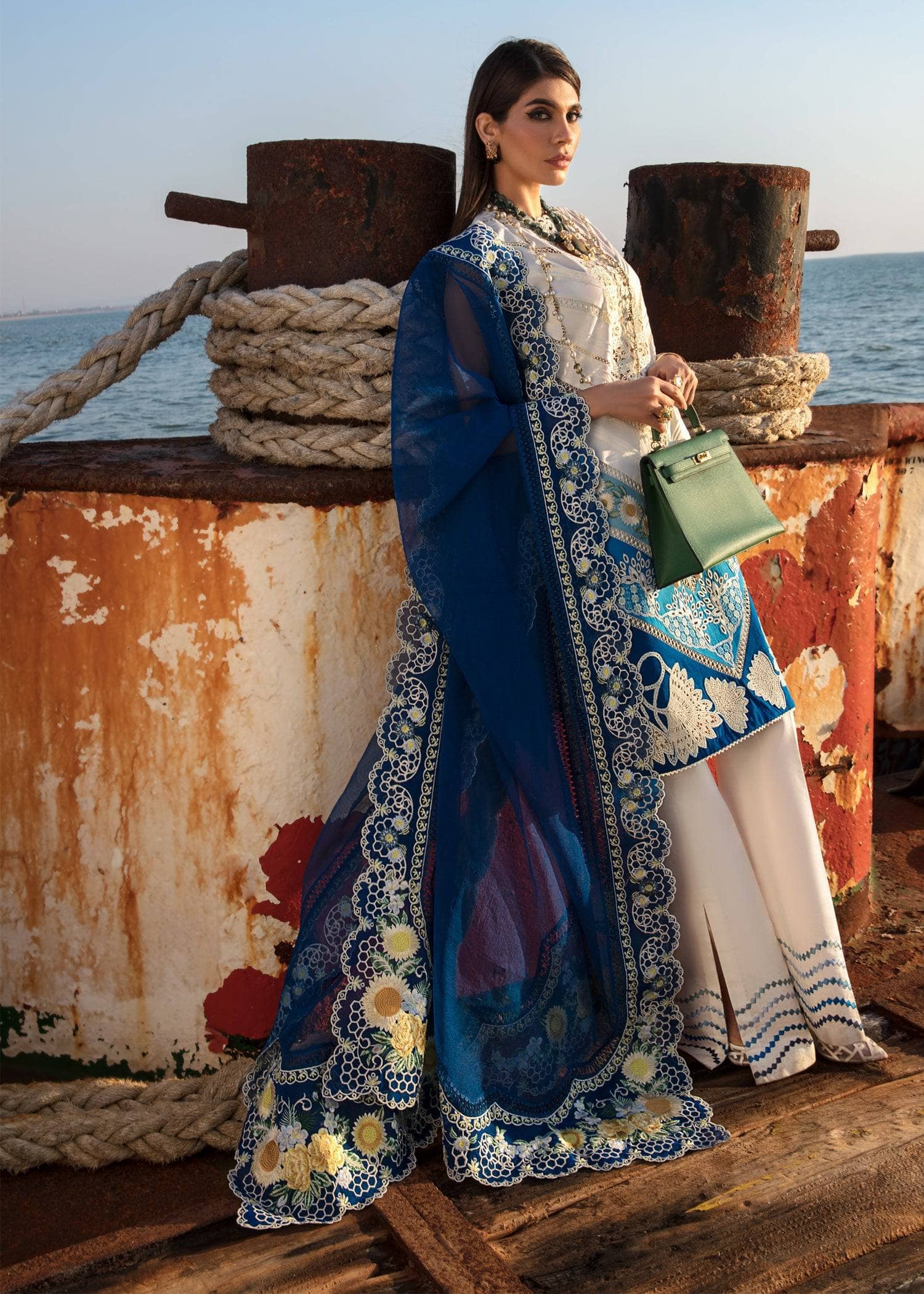 img_crimson_lawn_by_saira_shakira_awwal_boutique