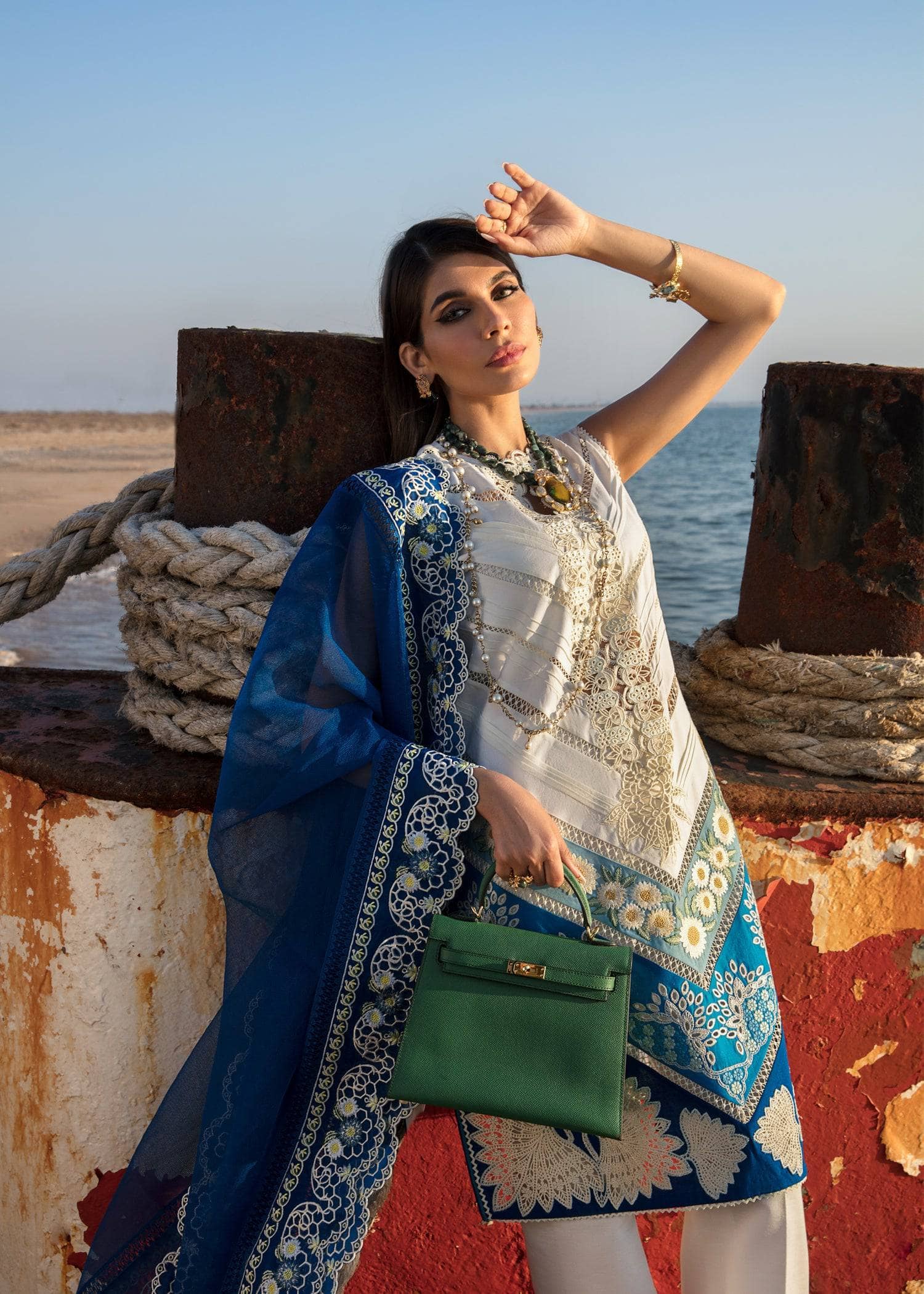 img_crimson_lawn_by_saira_shakira_awwal_boutique