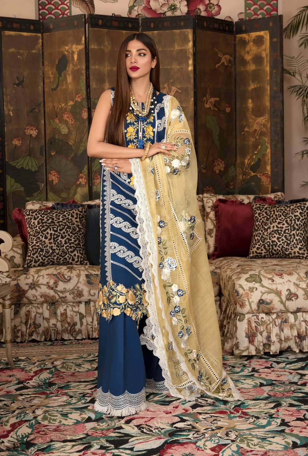 img_crimson_lawn_by_saira_shakira_awwal_boutique