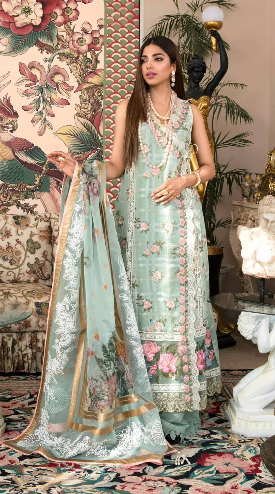 img_crimson_lawn_by_saira_shakira_awwal_boutique