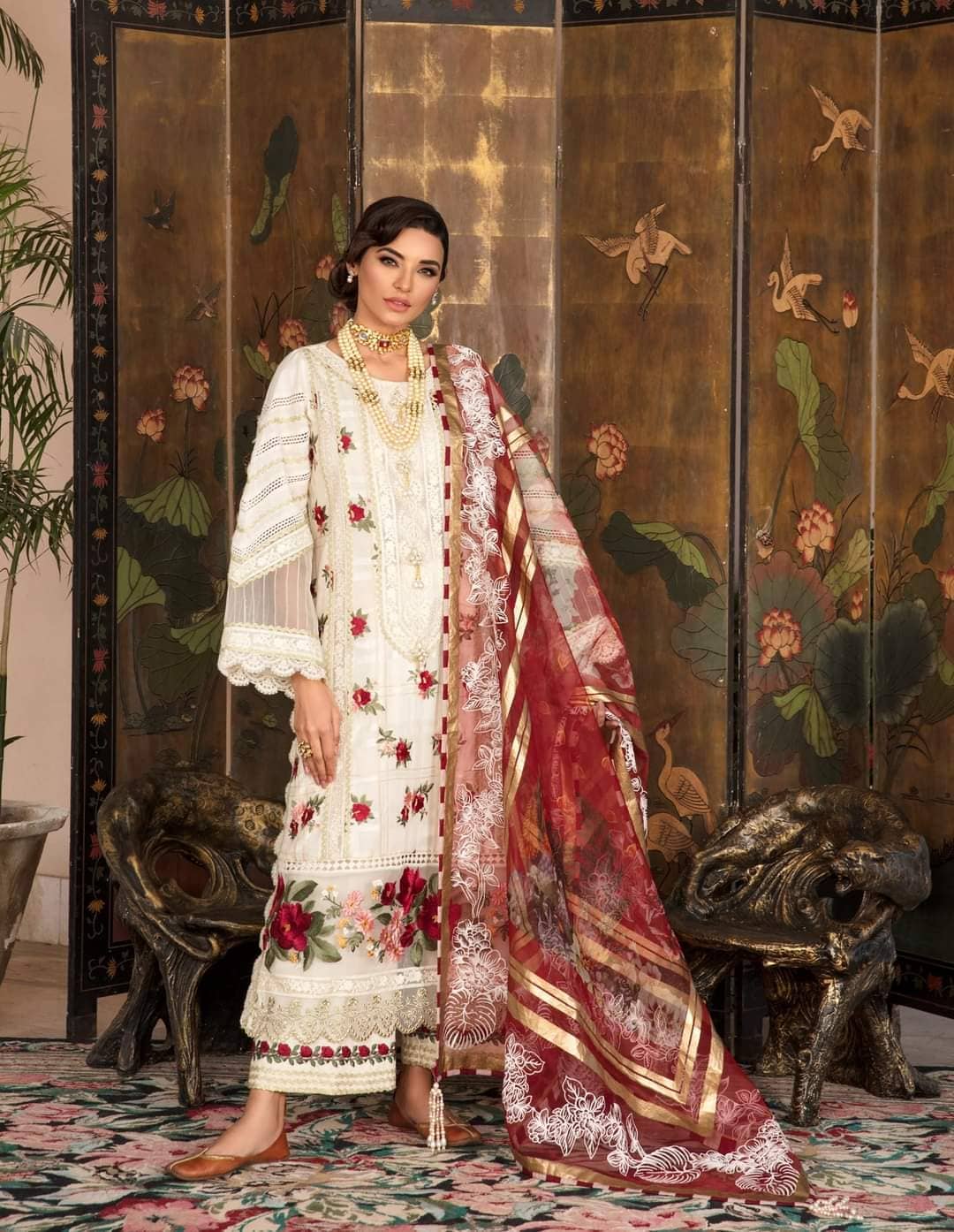 img_crimson_lawn_by_saira_shakira_awwal_boutique