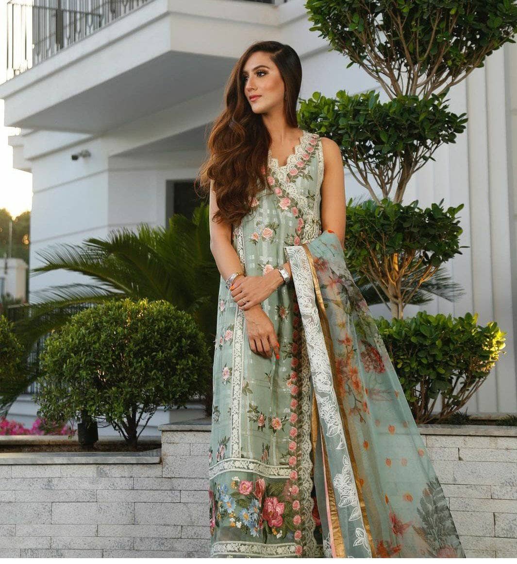img_crimson_lawn_by_saira_shakira_awwal_boutique