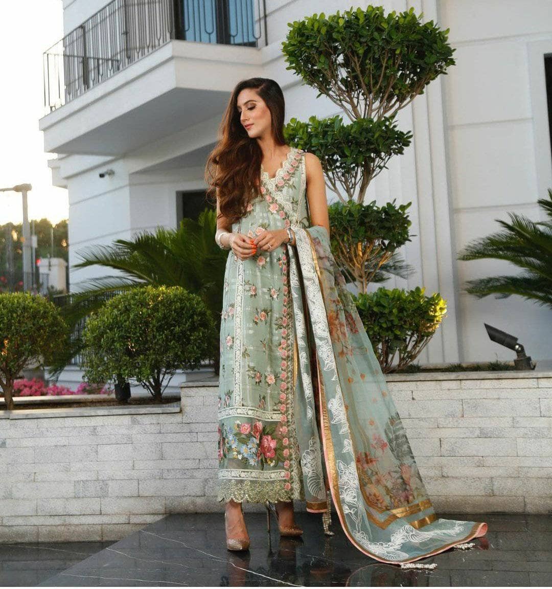 img_crimson_lawn_by_saira_shakira_awwal_boutique