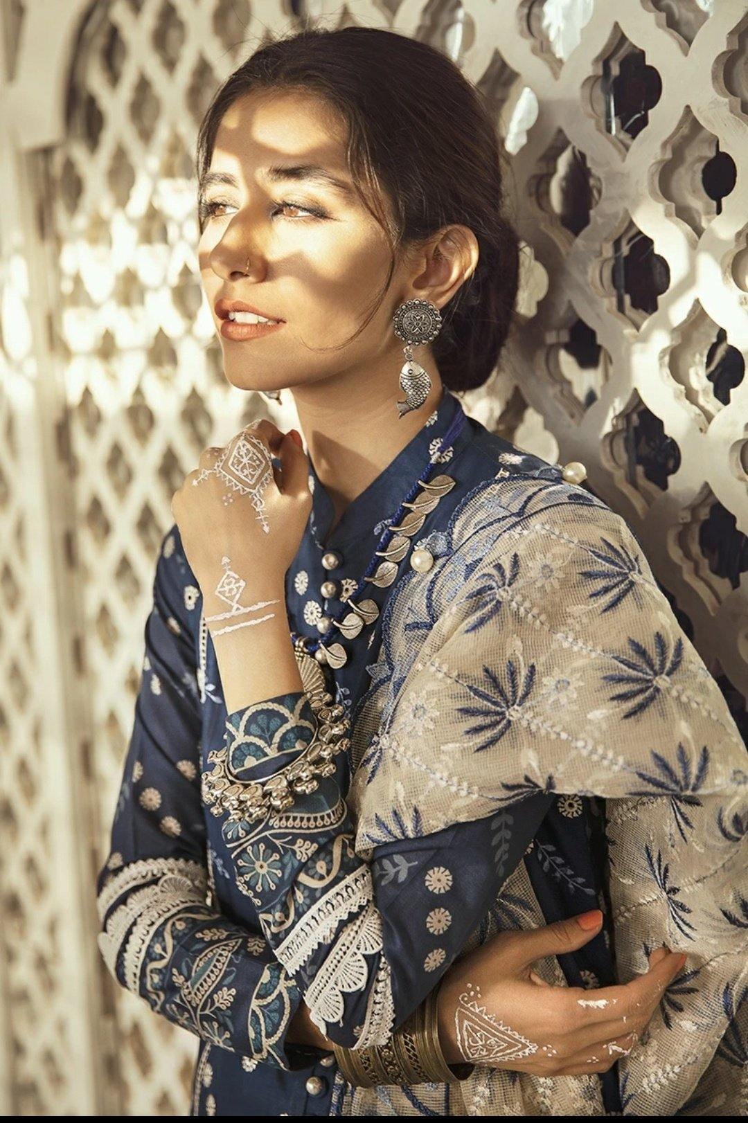 img_cross_stitch_lawn_collection_awwal_boutique