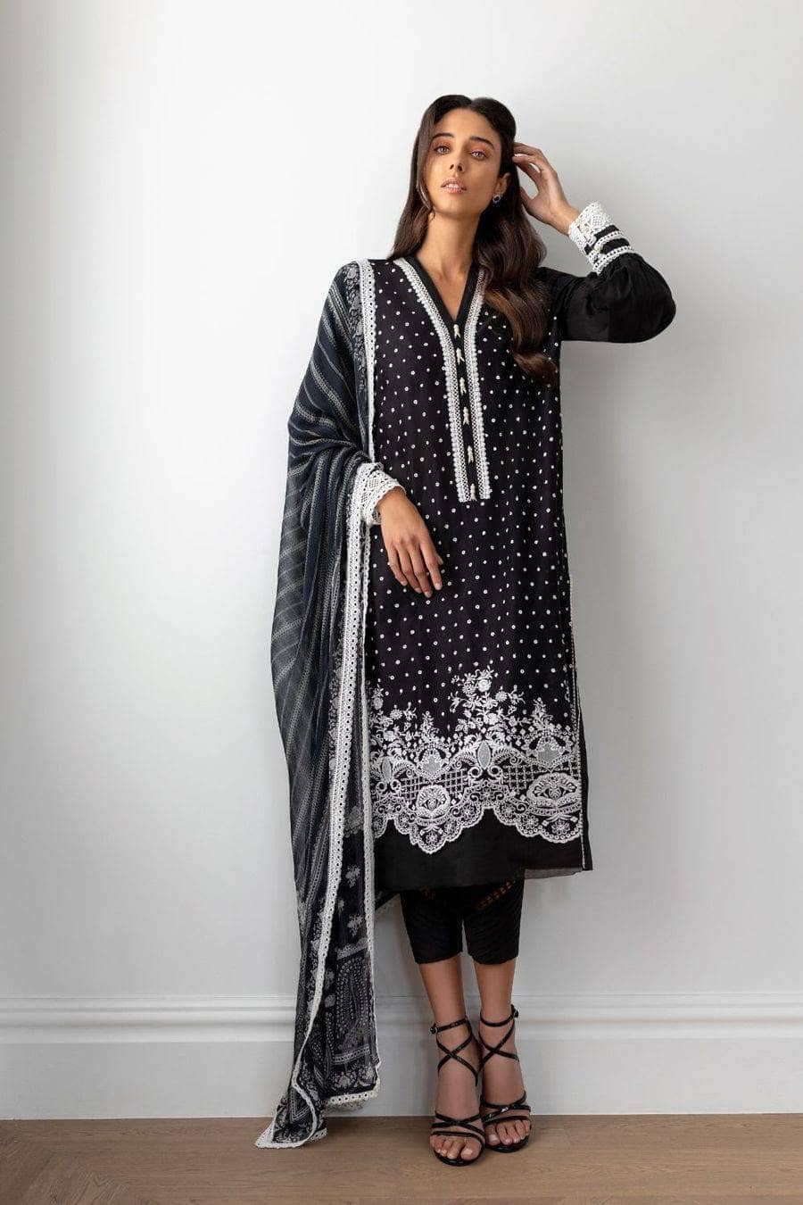 img_sobia_nazir_monochrome_lawn_2021_awwal_boutique