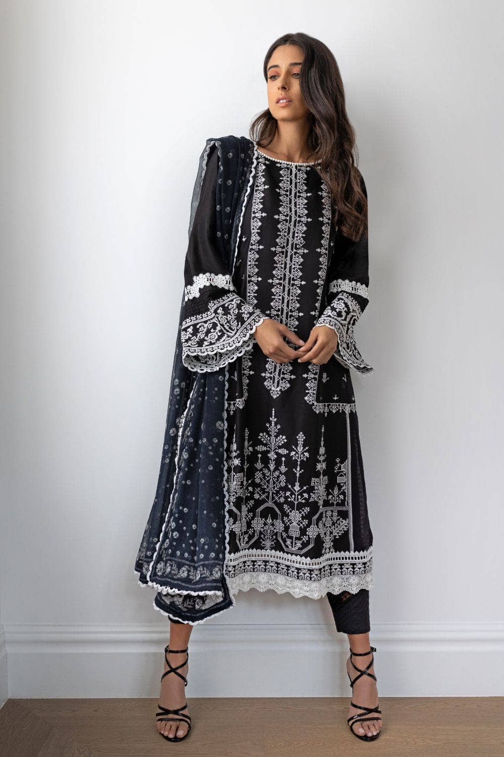 img_sobia_nazir_monochrome_lawn_2021_awwal_boutique