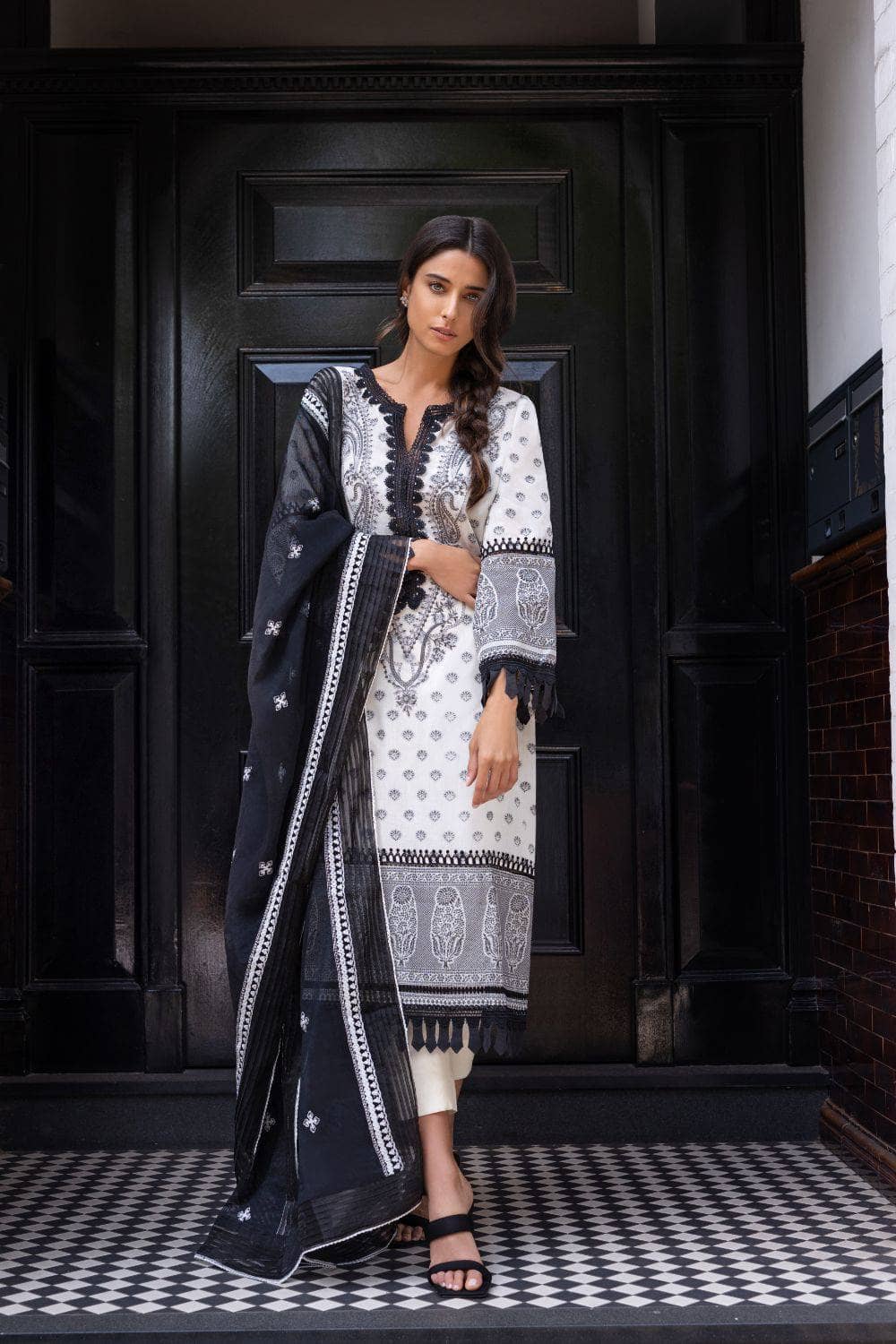 img_sobia_nazir_monochrome_lawn_2021_awwal_boutique