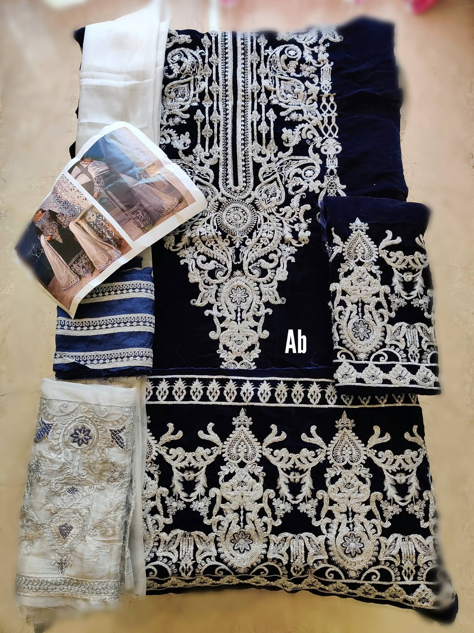 img_emaan_adeel_velvet_awwal_boutique