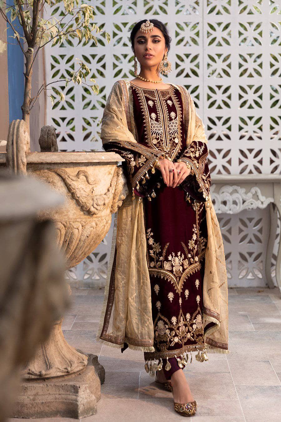 img_emaan_adeel_velvet_awwal_boutique