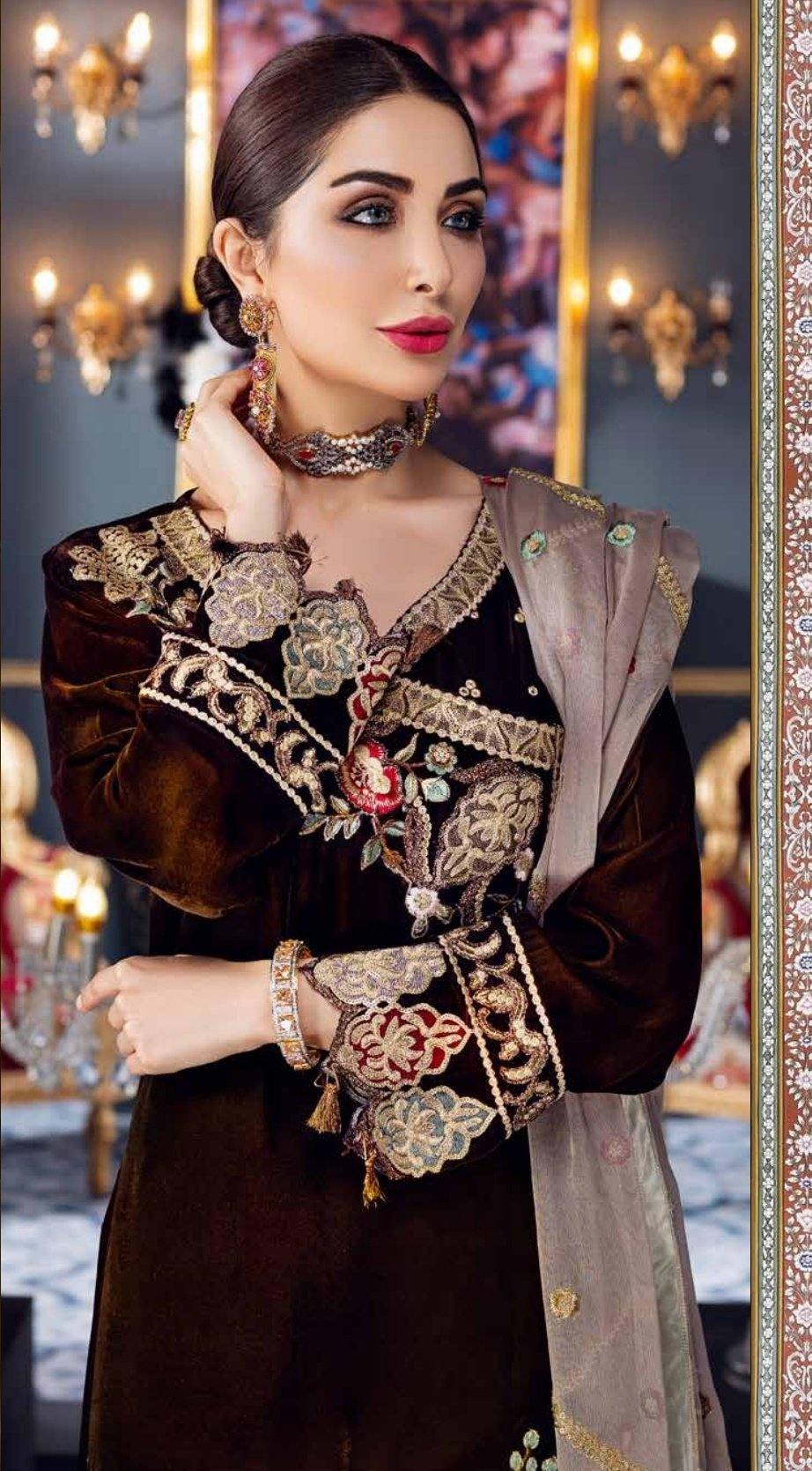 img_emaan_adeel_velvet_collection_awwal_boutique