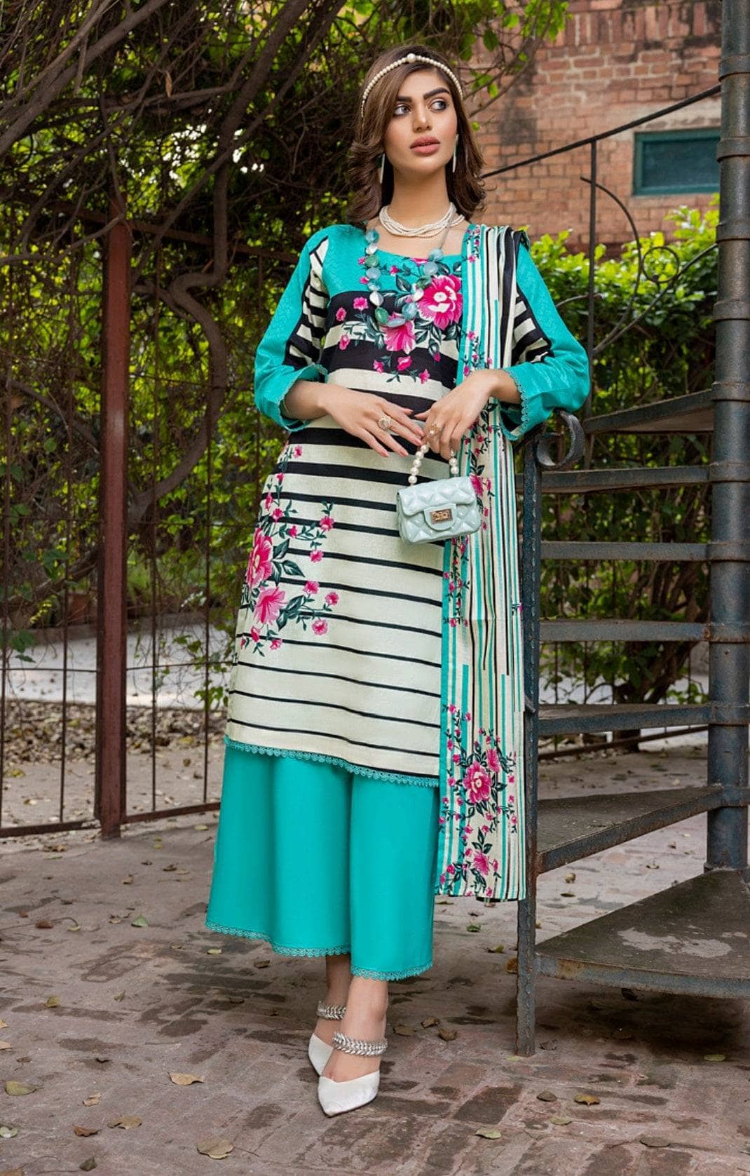 img_erum_misha_printed_lawn_by_z_s_textiles_awwal_boutique