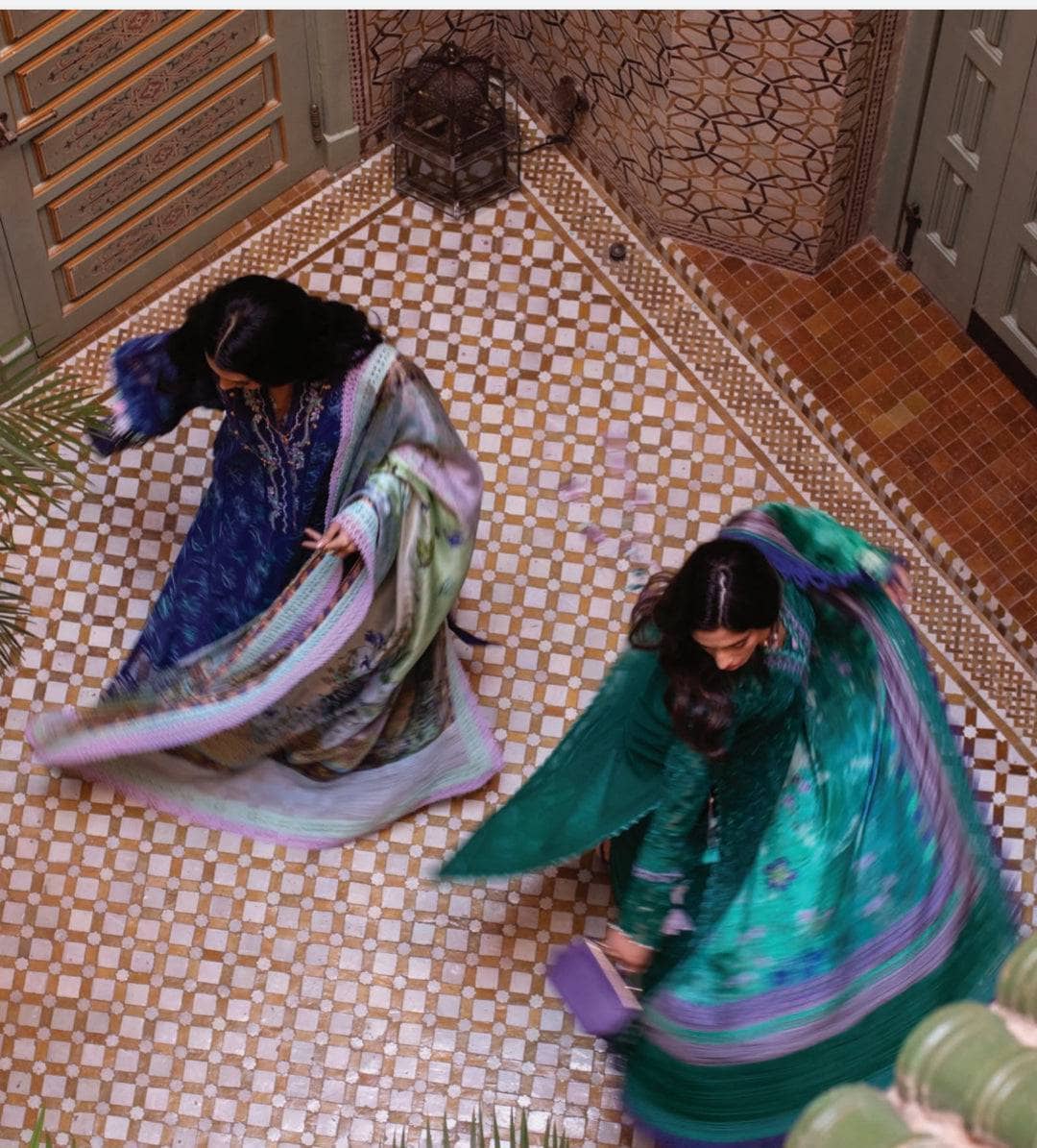 img_farah_talib_aziz_lawn_23_awwal_boutique