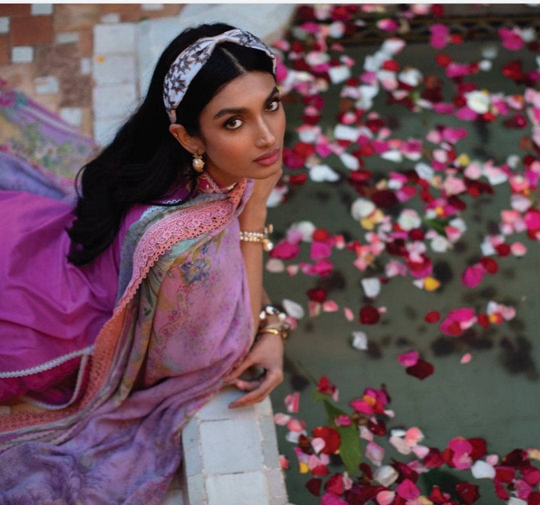 img_farah_talib_aziz_lawn_23_awwal_boutique
