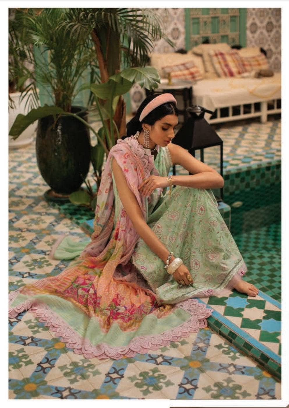 img_farah_talib_aziz_lawn_23_awwal_boutique