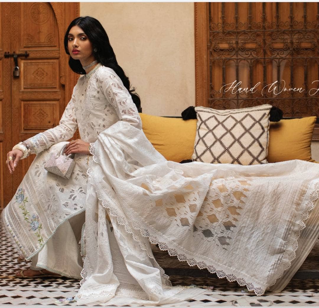 img_farah_talib_aziz_lawn_23_awwal_boutique