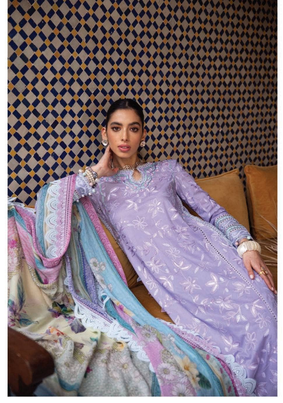 img_farah_talib_aziz_lawn_23_awwal_boutique