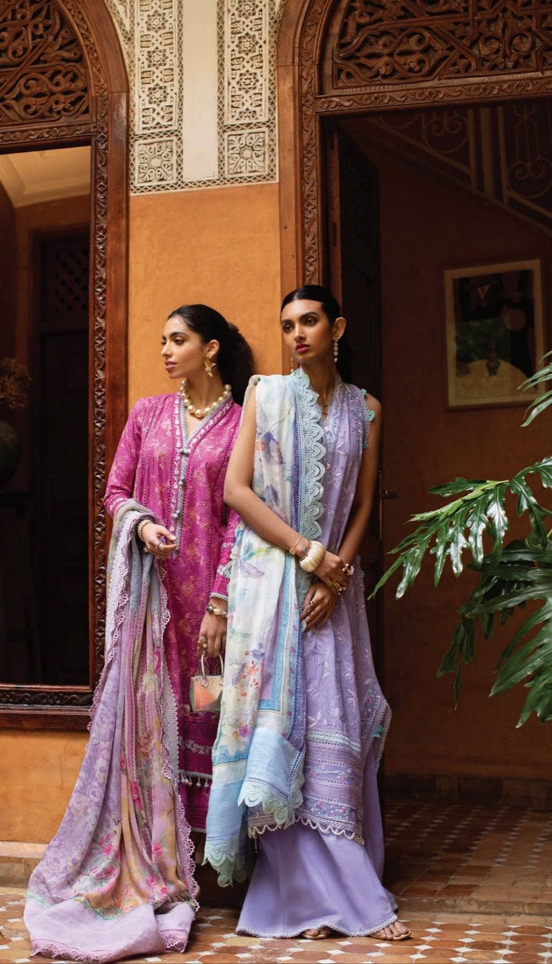 img_farah_talib_aziz_lawn_23_awwal_boutique