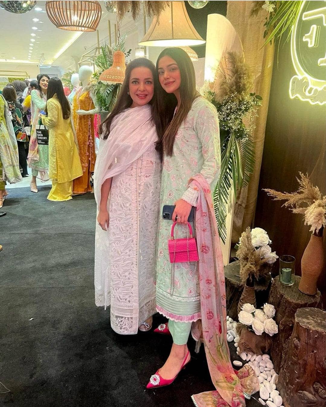 img_farah_talib_aziz_lawn_23_awwal_boutique