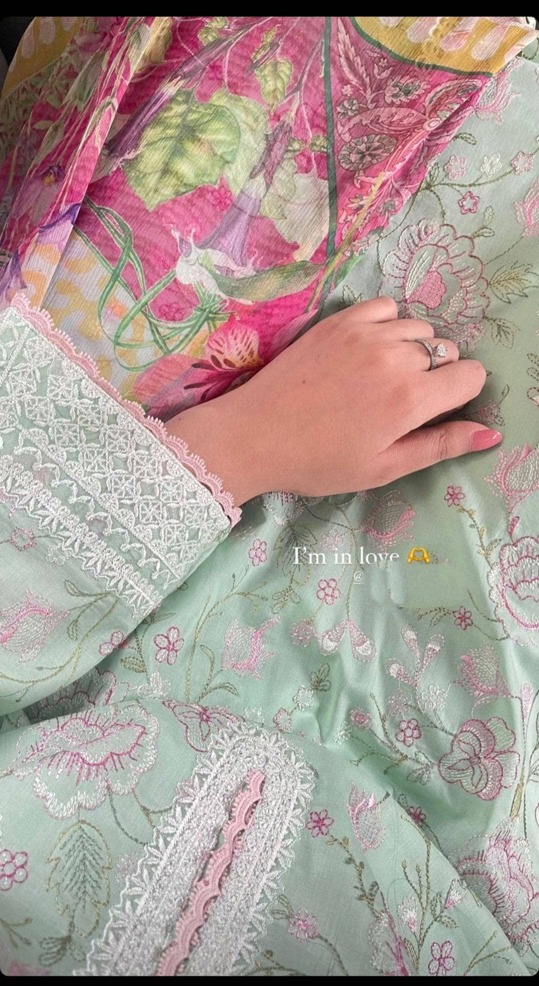 img_farah_talib_aziz_lawn_23_awwal_boutique