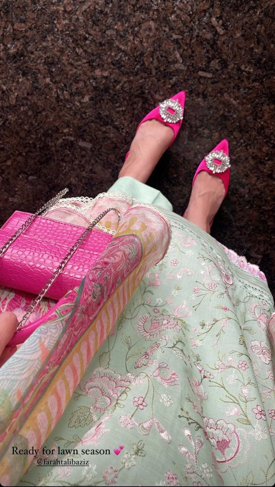 img_farah_talib_aziz_lawn_23_awwal_boutique