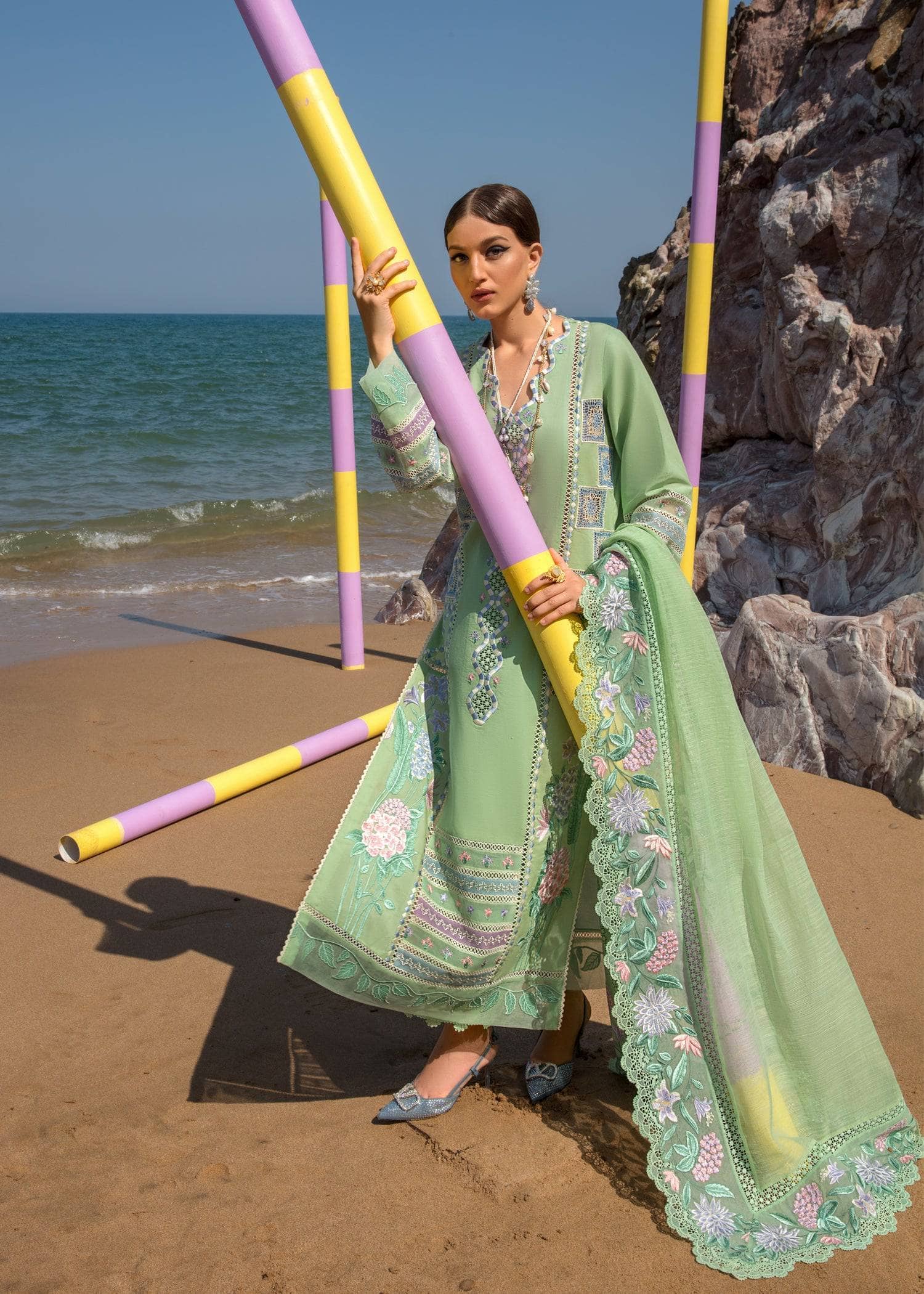 img_crimson_lawn_by_saira_shakira_awwal_boutique