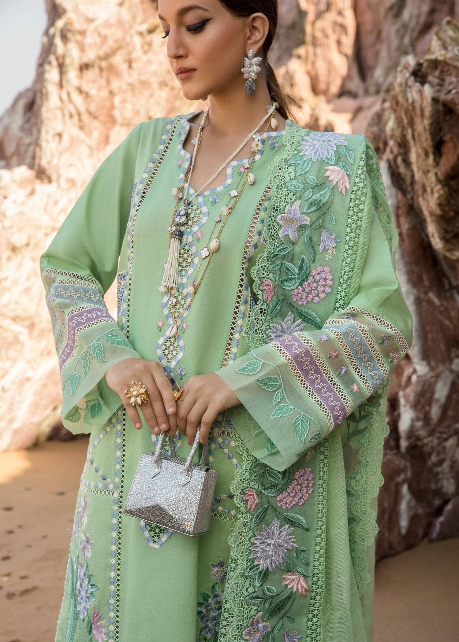 img_crimson_lawn_by_saira_shakira_awwal_boutique