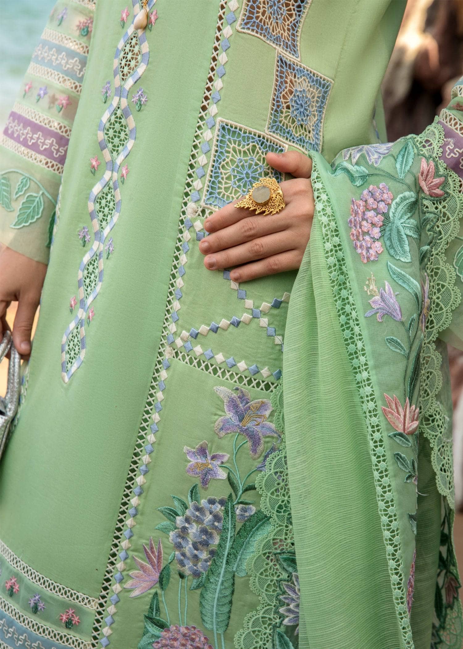 img_crimson_lawn_by_saira_shakira_awwal_boutique