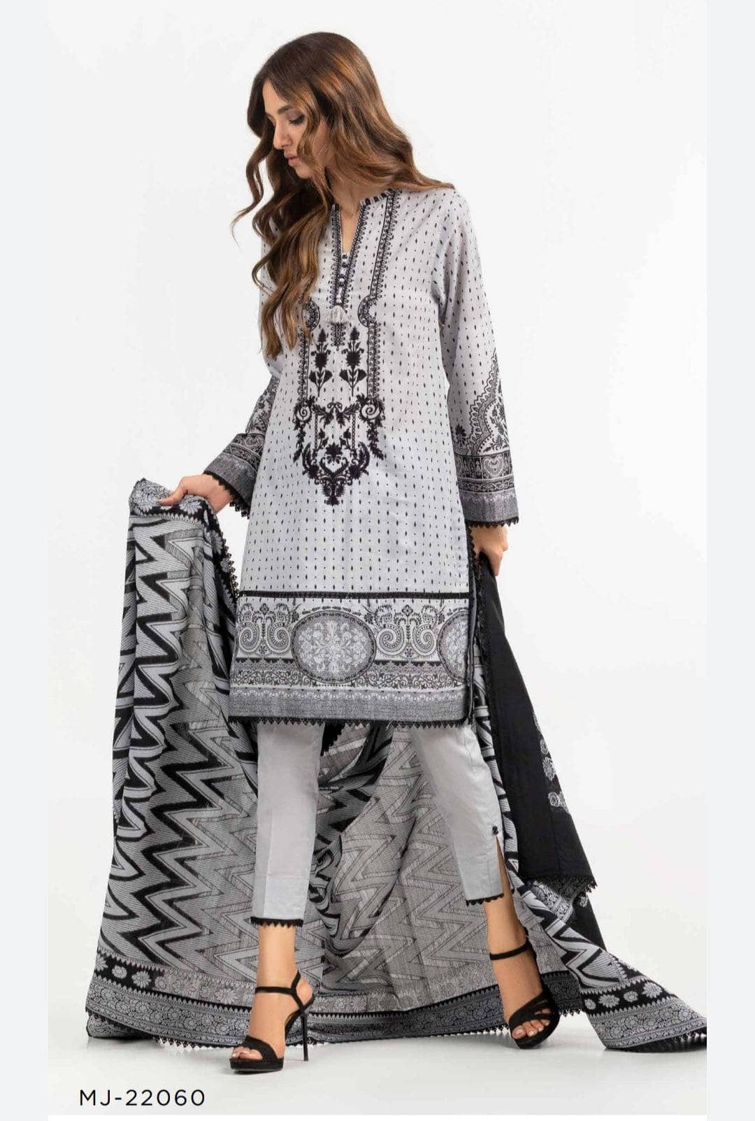 img_ambrosia_black_and_white_lawn_22_awwal_boutique