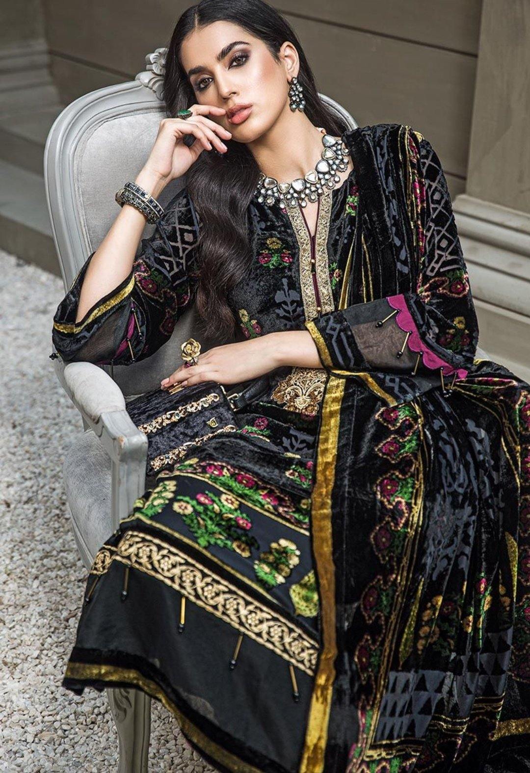 img_gul_ahmed_lacquer_Velvet_awwal_boutique