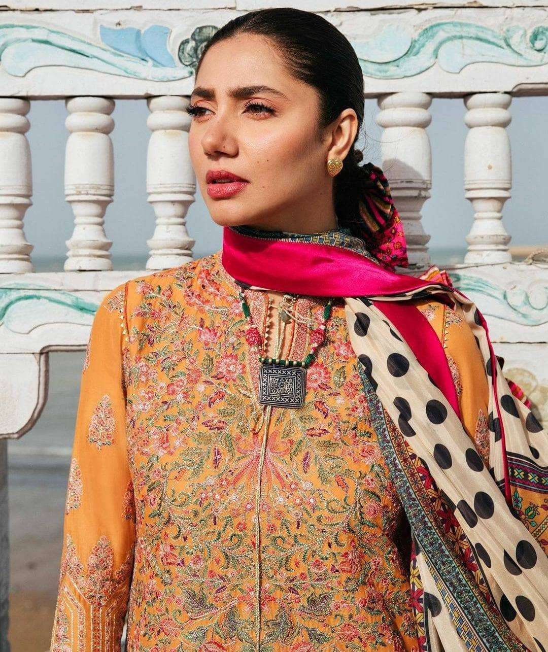 img_hussain_rehar_luxury_lawn_22_awwal_boutique
