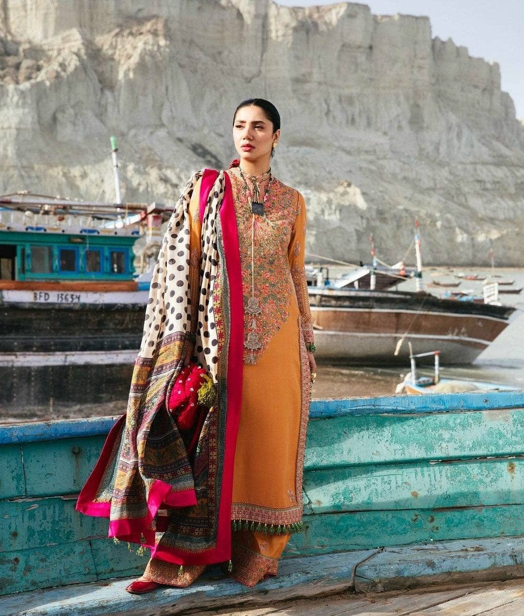 img_hussain_rehar_luxury_lawn_22_awwal_boutique
