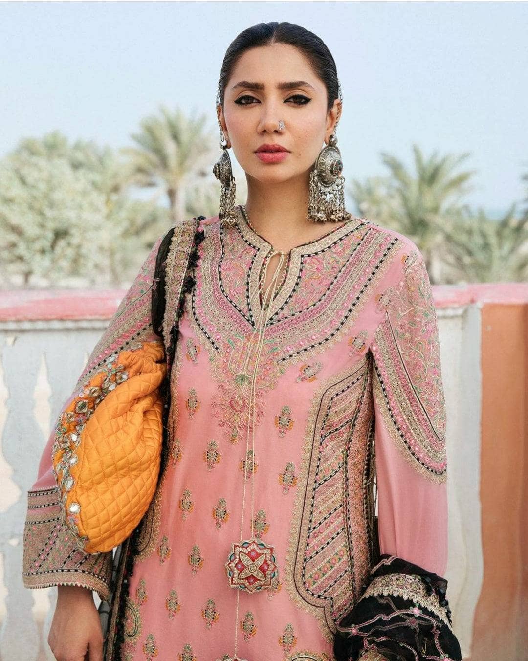 img_hussain_rehar_luxury_lawn_22_awwal_boutique