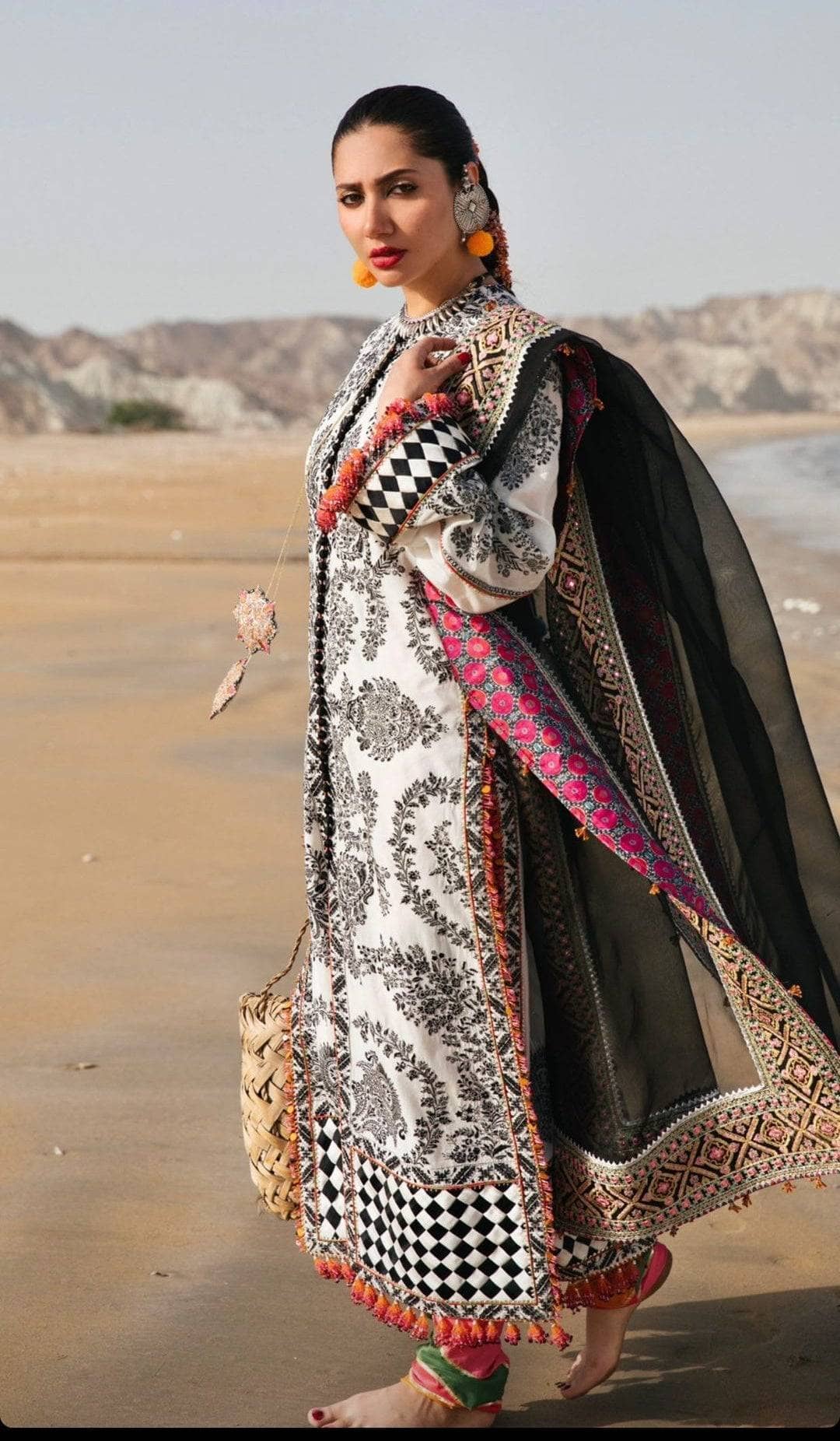 img_hussain_rehar_luxury_lawn_22_awwal_boutique