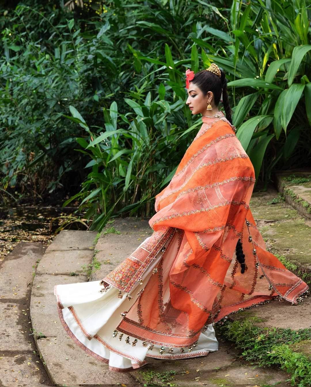 img_hussain_rehar_luxury_lawn_roshan_23_awwal_boutique