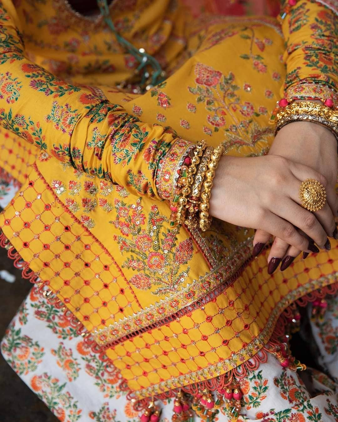 img_hussain_rehar_luxury_lawn_roshan_23_awwal_boutique