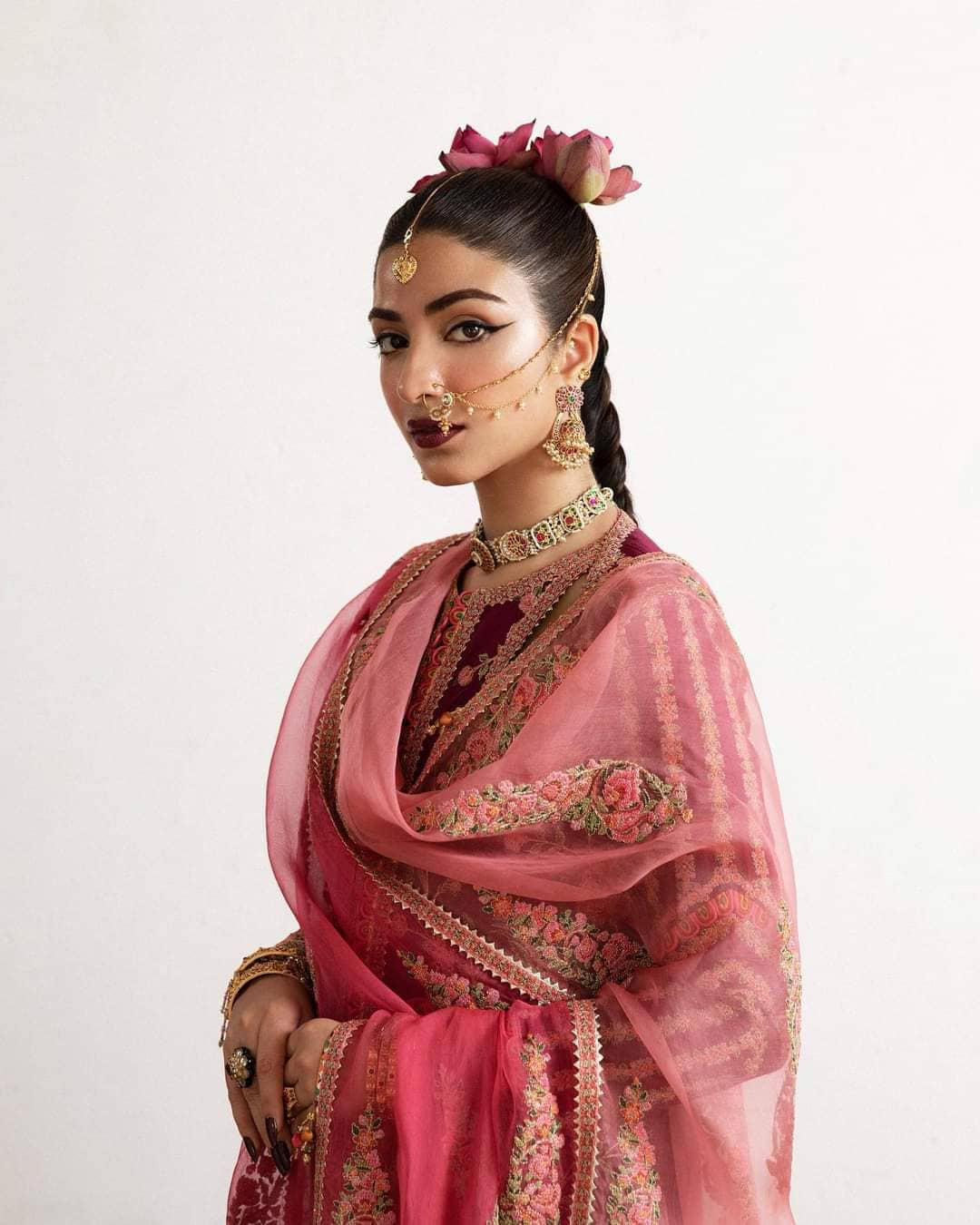 img_hussain_rehar_roshan_luxury_lawn_23_awwal_boutique